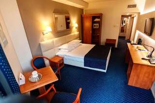 Отель Best Western Plus Lido Hotel Тимишоара Люкс с кроватью размера «king-size»-1